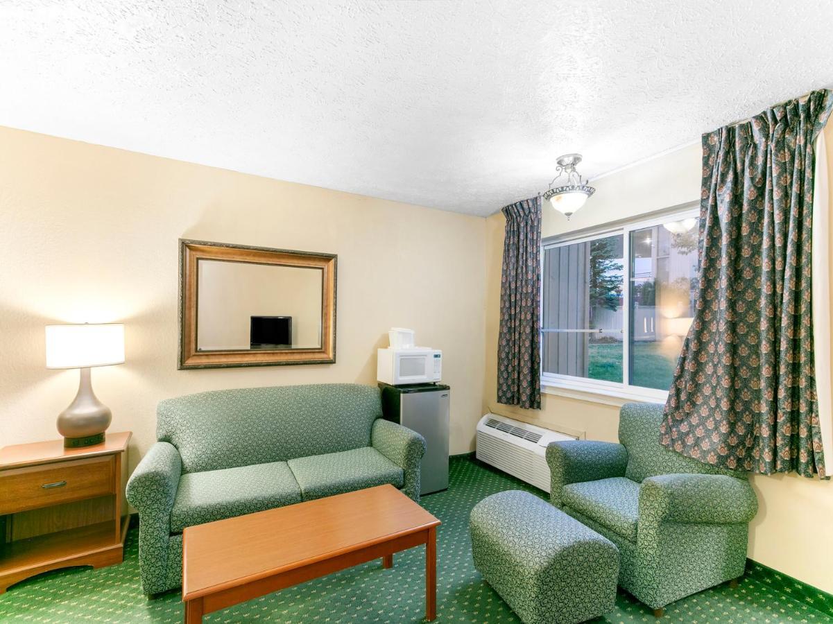 Oyo Hotel Spokane North ภายนอก รูปภาพ